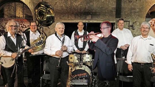 In leicht veränderter Besetzung swingt die Schräglage-Jazzband in die neue Saison.