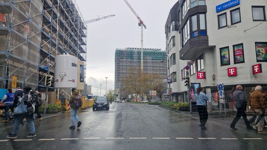 Das Hochhaus am Wöllershof wird seit einiger Zeit kernsaniert. Seinen Charakter soll das bekannte Gebäude trotz vieler Neuerunge Das Hochhaus am Wöllershof wird seit einiger Zeit kernsaniert. Seinen Charakter soll das bekannte Gebäude trotz vieler Neuerunge