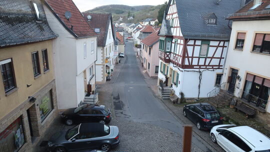 In der Hauptstraße sollen Stellplätze eingezeichnet werden. Vor der Metzgerei Alt (links vorn) soll eine Parkplatzregelung und E In der Hauptstraße sollen Stellplätze eingezeichnet werden. Vor der Metzgerei Alt (links vorn) soll eine Parkplatzregelung und E