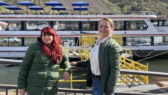 Ivanna Eisfeld (rechts) hat Viktoria Shchasna als Küchenhilfe auf einem Moselausflugschiff vermittelt.