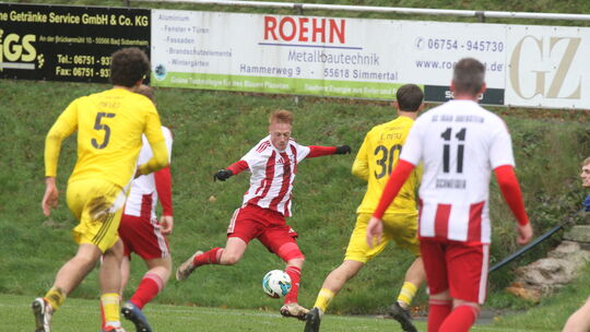 Florian Zimmer (beim Schuss) strahlt immer Gefahr aus. Gegen den FC Cosmos Koblenz wird der Torjäger des SC Idar-Oberstein wohl