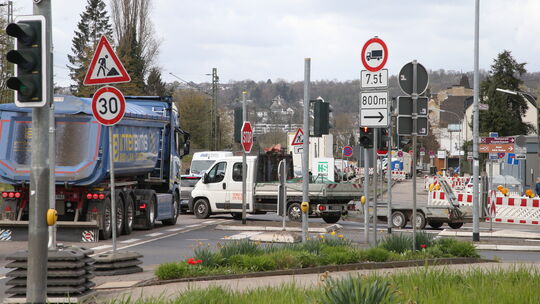 Auf der B42 in der Ortsdurchfahrt Vallendar (Stadtteil Mallendar) kommt es wegen der Baustelle zur Verlegung einer Trinkwasserle Auf der B42 in der Ortsdurchfahrt Vallendar (Stadtteil Mallendar) kommt es wegen der Baustelle zur Verlegung einer Trinkwasserle