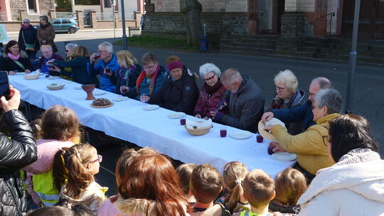 Zu den Besuchern von "Mahl ganz anders" vor der Matthiaskirche zählten auch die Kinder des benachbarten Kindergartens.