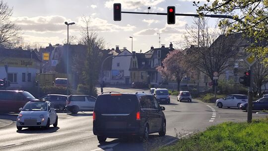 Die „Rewe-Kreuzung" an der B417 in Diez „managt" ein hohes Verkehrsaufkommen gilt aber nicht als Unfallschwerpunkt.