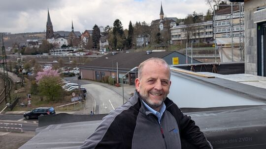 Bauunternehmer Samir Jaha stolz auf einem Balkon seines Millionen-Euro-Projekts am Kirchener Südknoten: ein mehrgeschossiges Geb