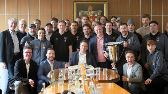 Spieler, Vorstand, Betreuer und Trainer trugen sich ins Gästebuch der Stadt ein.