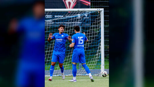 Ausgejubelt: Max Wilschrey (links) wird den FC Emmelshausen-Karbach nach der Saison und dann nach insgesamt fünf Jahren auf dem