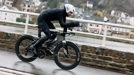 Auf Rekordjagd an der Mosel zwischen Koblenz und Alf: Ultra-Radfahrer Alex McCormack hat in sieben Tagen 3826,47 Kilometer auf d