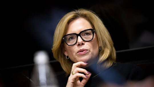 Julia Klöckner (CDU), Bundestagspräsidentin, spricht im Nachtzug auf dem Weg nach Kiew mit Delegationsmitgliedern und Journalist