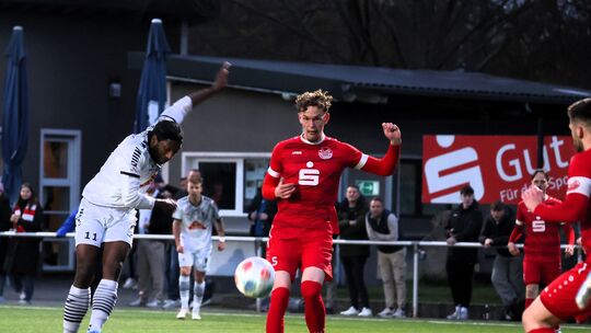 Mendigs Brice Braquin Mitel (weißes Trikot) ist einer der Dauerbrenner, hatte im Spiel gegen den TuS Immendorf (hier mit Lukas C