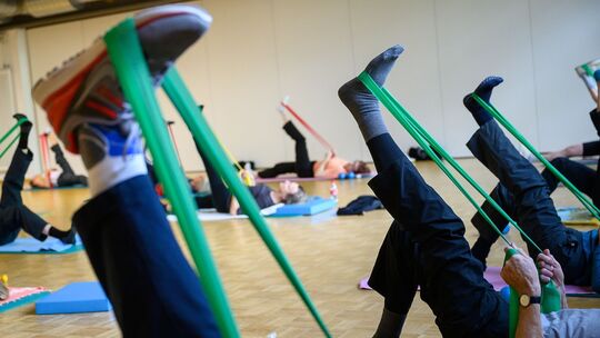 Senioren machen eine Übung mit einem Theraband