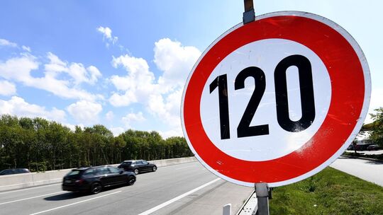 Ein Schild zur Geschwindigkeitsbegrenzung auf 120 km/h Ein Schild zur Geschwindigkeitsbegrenzung auf 120 km/h