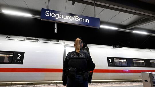 Mann droht mit Anschlag in ICE