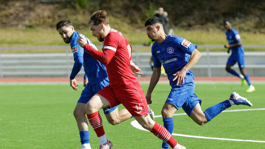 Nach ihrem Heimsieg gegen den FV Diefflen will der FC Cosmos Koblenz (in Blau, von links mit Serdar Arslan und Kebir Ali Canpola