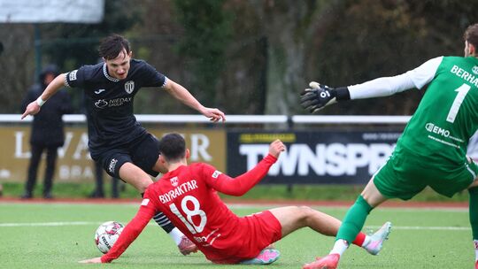 Der Linzer Florian Mamuti (in Schwarz) wird dem VfB im Abstiegskampf drei Spiele lang fehlen, er sah zuletzt gegen Bitburg beim