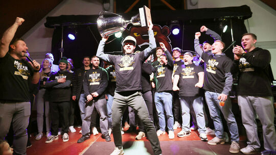 Jeff Smith, Kapitän des EHC Neuwied, präsentiert bei der Meisterfeier die CEHL-Trophäe.