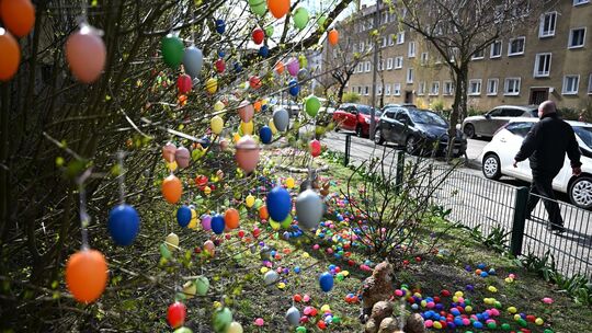 Vor Ostern in Berlin - Straße ist mit tausenden Eiern dekoriert