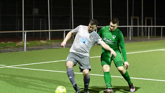 Nach dem erfolgereichen Gastspiel beim B5-Ligisten TuS Niederneisen (links Alexander Kaltwasser) sind Antony Henrykowski (rechts