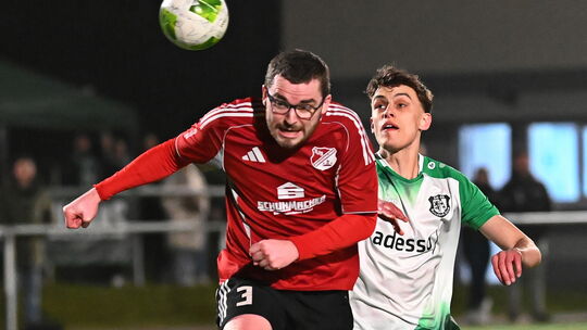 Marius Hüsch (in Grün-Weiß) klärte für die SG 06 Betzdorf einen Schuss des TuS Burgschwalbach (in Rot) auf der Linie und hatte s