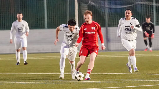 Von Gegenspielern umzingelt: Noah Schinowski (in Rot) und die SG St. Katharinen/Vettelschoß konnten im Derby beim SV Windhagen n