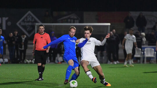 Jannik Zeuner (in Blau) und seine SG Müschenbach/Hachenburg machten das Unmögliche möglich. In der Nachspielzeit drehten sie die