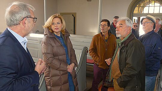 Rätselraten gab es für alle beim Besuch der Kirche in Bergen. Bundestagspräsidentin Julia Klöckner war angereist.