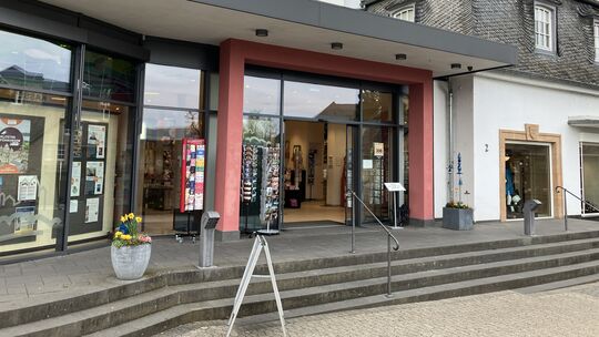 Die Buchhandlung in Maria Laach hat ab dem 29. März regelmäßig auch an Sonntagen geöffnet. Rechtlicher Hintergrund ist eine Sond