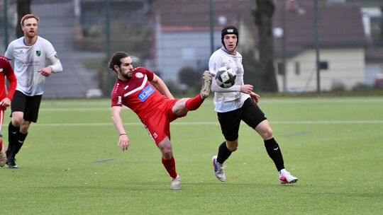 Mladen Petrovic (rotes Trikot, hier gegen David Hannappel) hatte einen großen Anteil am Erfolg der SG Lautzert-Oberdreis in Girk