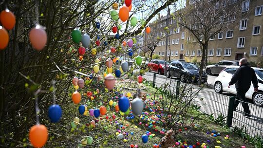 Vor Ostern in Berlin - Straße ist mit tausenden Eiern dekoriert