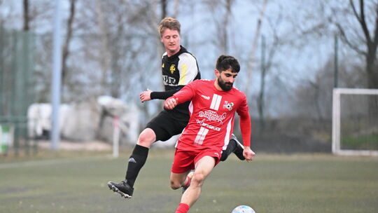 Burim Blakaj (in Rot) auf und davon: Bei seinem Treffer zum 2:0 für die SG Malberg blieb er vor dem Tor der SG Ahrbach (in Schwa