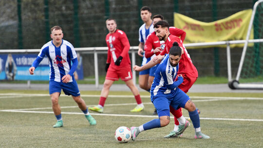 Der Wirgeser Berkan Yavuz (in Blau-Weiß, am Ball) fehlte zuletzt in Kirchberg, im Heimspiel gegen Wittlich ist er wieder dabei.