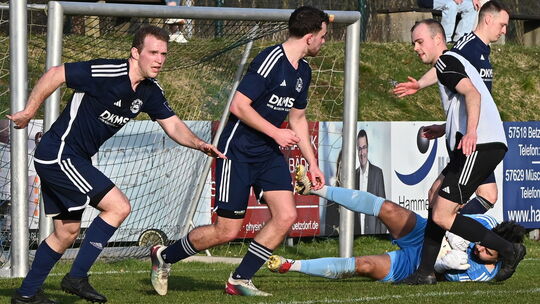 Die SG Wallmenroth (in Blau) will den Heimvorteil gegen den SV Adler Nieederfischbach nutzen und ins Endspiel einziehen.