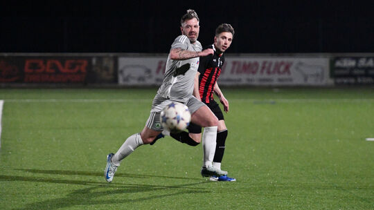 Fabian Thomaser (im Vordergrund, hier im Duell mit Ilmi Ismajli) erzielte das 1:0 für den FC Borussia Niederroßbach gegen den FC