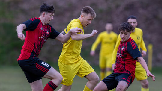 Der TuS Hoppstädten (in gelb) behielt im Derby gegen den SV Weiersbach die Oberhand. 2:0 hieß es am ende auf der "Schmittwies".
