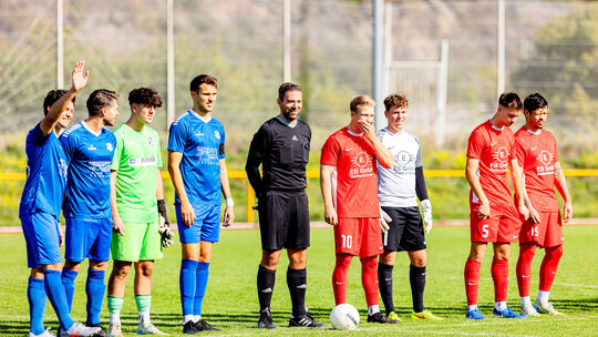 Im Hinspiel im Oberweseler Rhinelanderstadion trennten sich die SG Viertäler Oberwesel (in Blau) und die SG Augst Eitelborn mit