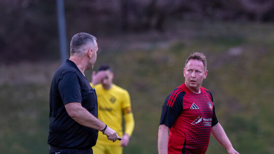 Timo Blinn, der Spielertrainer des SV Weiersbach (rechts), hat mit seiner Mannschaft die Chance, das Pokal-Endspiel zu erreichen