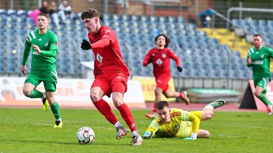 Winter-Neuzugang Tim Esten (am Ball) erzielte im Spiel gegen Auersmacher seinen ersten Doppelpack im Trikot von Rot-Weiss Koblen