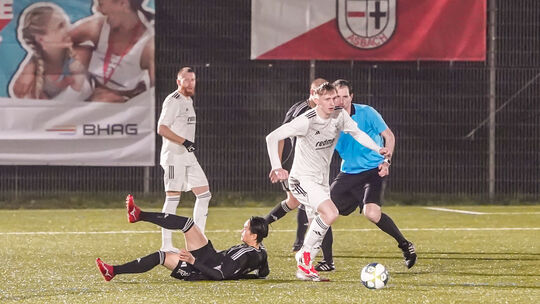 Die SG Hundsangen (am Boden Masaya Omotezako) erlaubte sich in ihrem Auswärtsspiel beim TuS Asbach (weiße Trikots) einen Ausruts