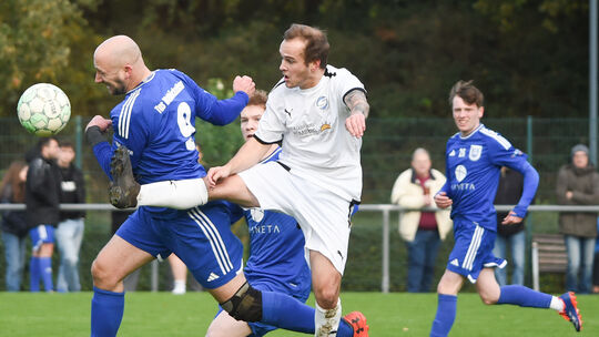 Gibt es ein Wiedersehen im Finale? Dazu müssten die beiden A-Klassen-Kontrahenten TuS Waldböckelheim (blaue Trikots) und SG Soon