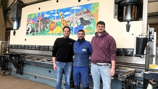 Julian Mudersbach (rechts) mit den verantwortlichen Mitareitern fü die Abkantpresse Sven Seidel (links) und Elvin Bashirov.