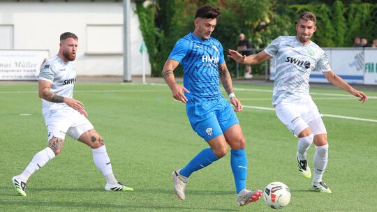 Zum Duell zwischen David Eberhardt (rechts) und Max Wilschrey (in Blau) wird es am Karsamstag (15.30 Uhr) in Karbach nicht komme