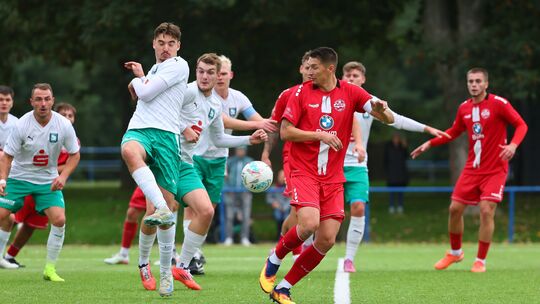 Im Hinspiel am 3. Oktober 2025 siegte Mülheim-Kärlich um seinen Torjäger Martin Jacobs (in Weiß-Grün, beim Schuss) mit 6:1 gegen
