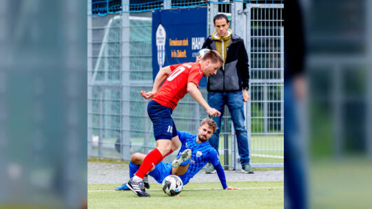 Im Hinspiel tanzte die SG Mörschbach um Spielertrainer Simon Peifer (rotes Trikot) den FC Emmelshausen-Karbach II um Tim Kasper