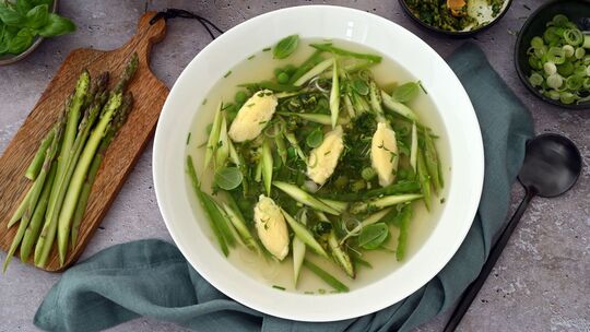 Frühlingssuppe mit Parmesan-Nocken Frühlingssuppe mit Parmesan-Nocken