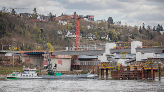 Die Bombe ist am Donnerstag bei Baggerarbeiten im Bereich der Baustelle für den Neubau der Pfaffendorfer Brücke aufgetaucht.