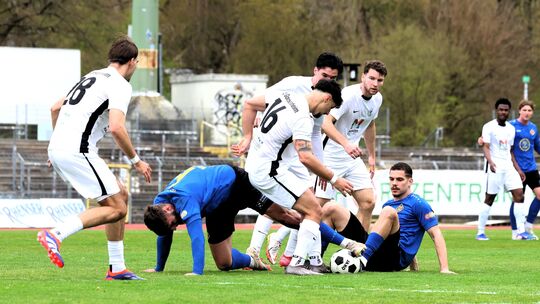 Ein wenig sinnbildlich ist dieses Bild schon für die Partie zwischen der TuS Koblenz und dem SV Gonsenheim. Intensiv war's beim