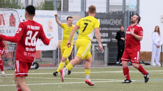Der TuS Kirchberg (in Gelb vorne mit Nico Wilki und hinten mit Jonas Heimer) bejubelt hier das 3:0, das Heimer fein vorbereit ha