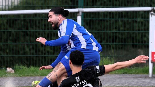 Es war nicht nur intensiv wie hier beim Duell zwischen Wirges' Berkan Yavuz (blau-weißes Trikot) und Wittlichs Timo Wollny, es w