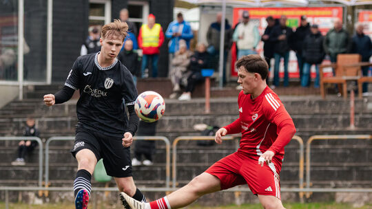 Während sich die FV Morbach und Louis Kappes (rotes Trikot) sowie der VfB Linz und Till Rauschenberger in Hälfte eins noch neutr