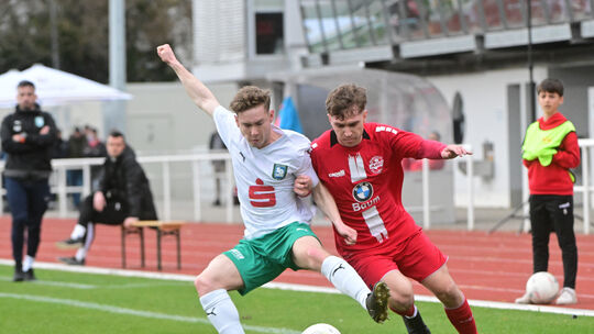 Ahrweilers Luca Marc (in Rot) erzielte das 2:0 gegen Mülheim-Körich um Paul Heuser, am Ende hieß es nach einer langen Unterbrech